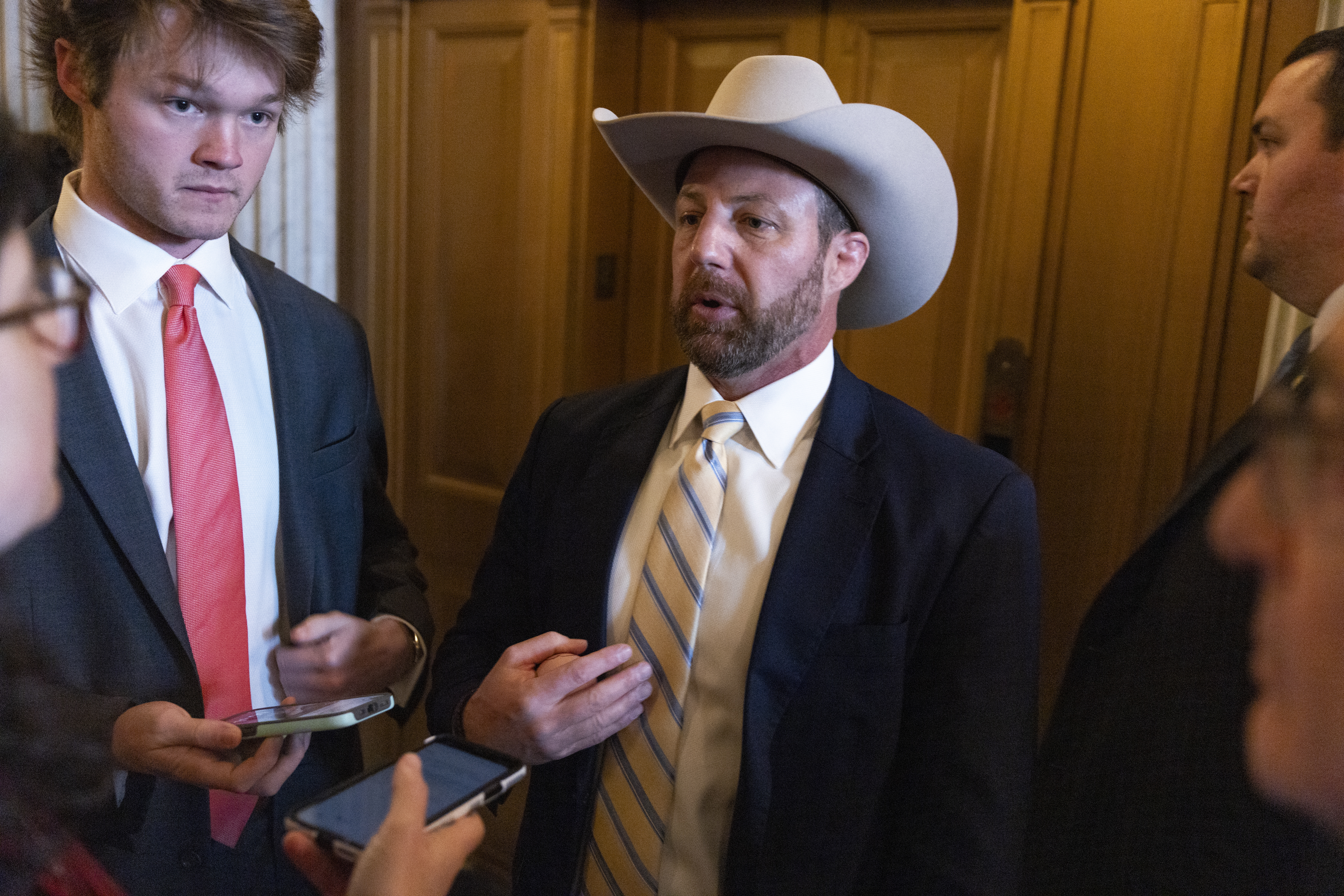 WASHINGTON (United States), 13/03/2025.- Republican Senator from Oklahoma Markwayne Mullin (C) responds to a question from the news media as he walks off the Senate floor in the US Capitol in Washington, DC, USA, 13 March 2025. Senate Majority Leader John Thune has said that Republicans will give Democrats a vote on their monthlong continuing resolution amendment in exchange for votes to pass their resolution to fund the government until 30 September and thereby averting a government shutdown. EFE/EPA/SHAWN THEW