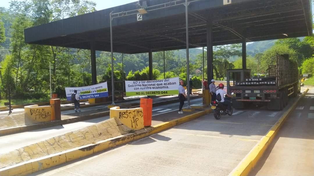 Por reactivación de peaje hubo bloqueos en la vía Bucaramanga-Rionegro