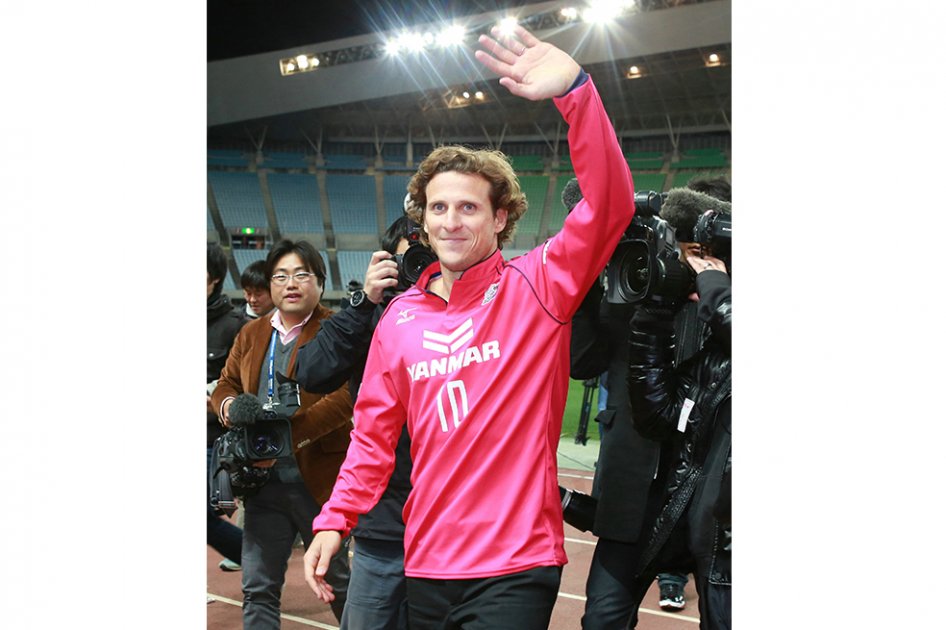 Forlán quiere recuperar su nivel en Japón para llegar en forma a Brasil 2014