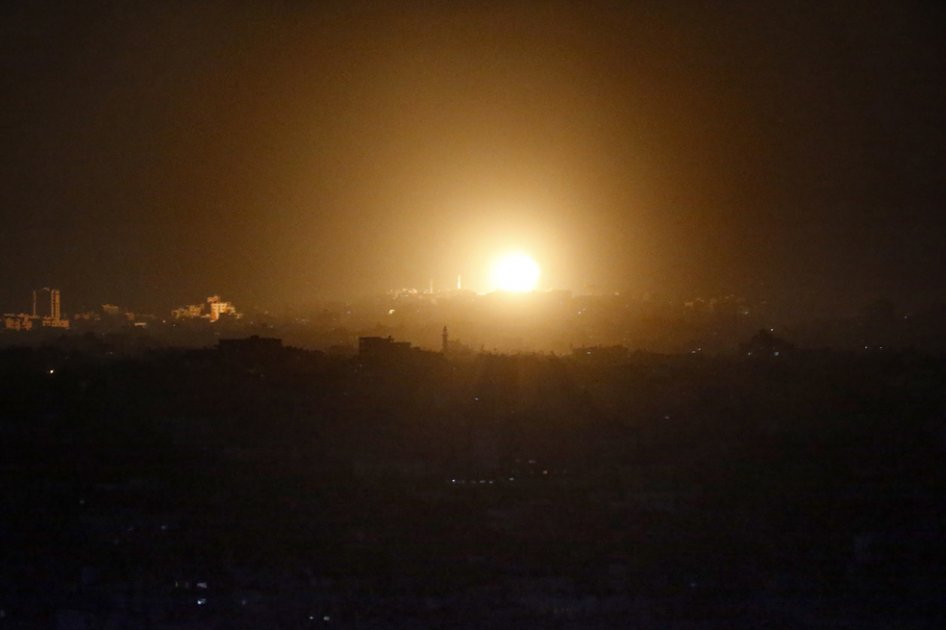 Una bola de fuego se ve luego del ataque aéreo israelí en la ciudad de Gaza.