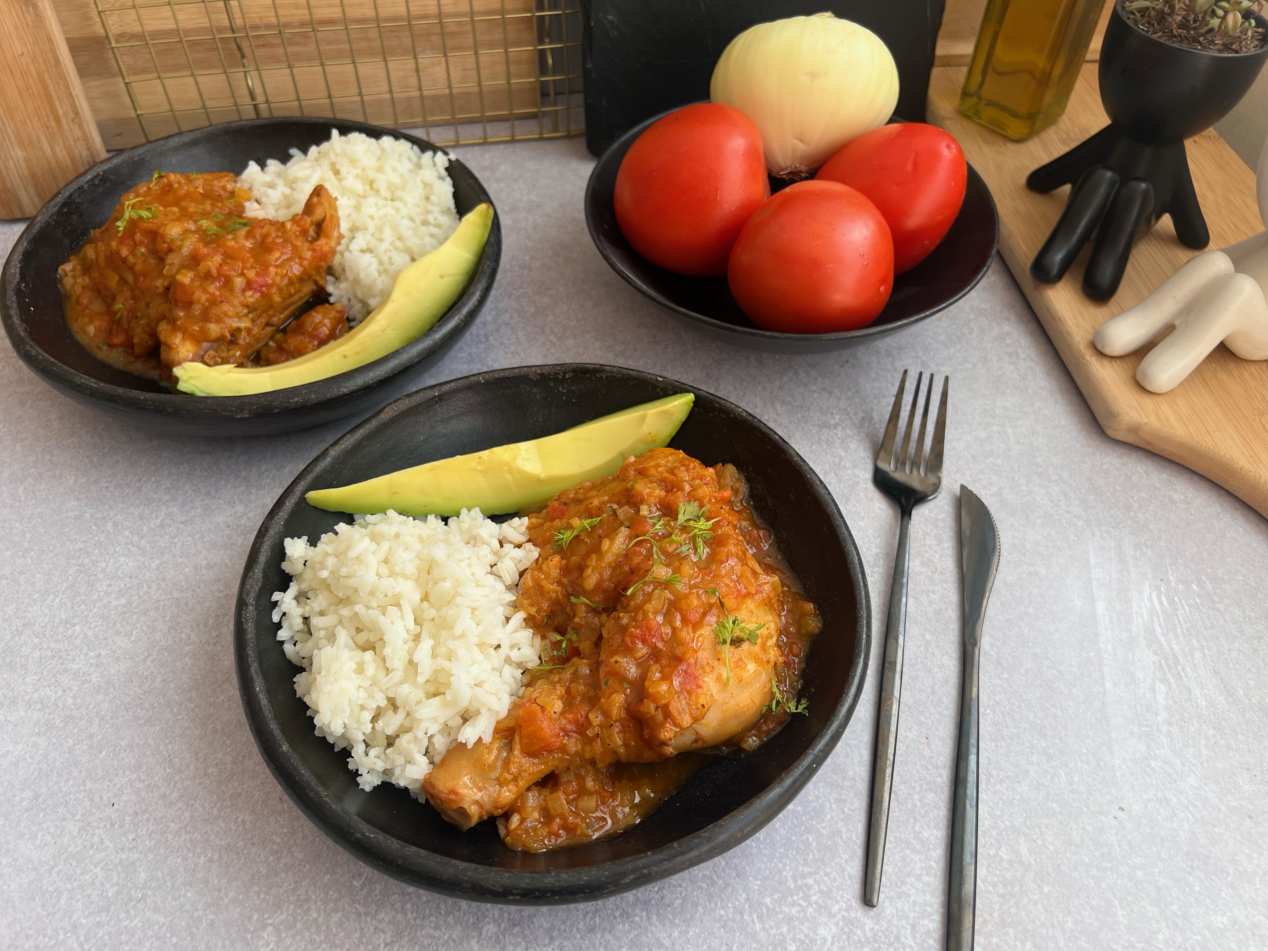 Pollo en salsa criolla