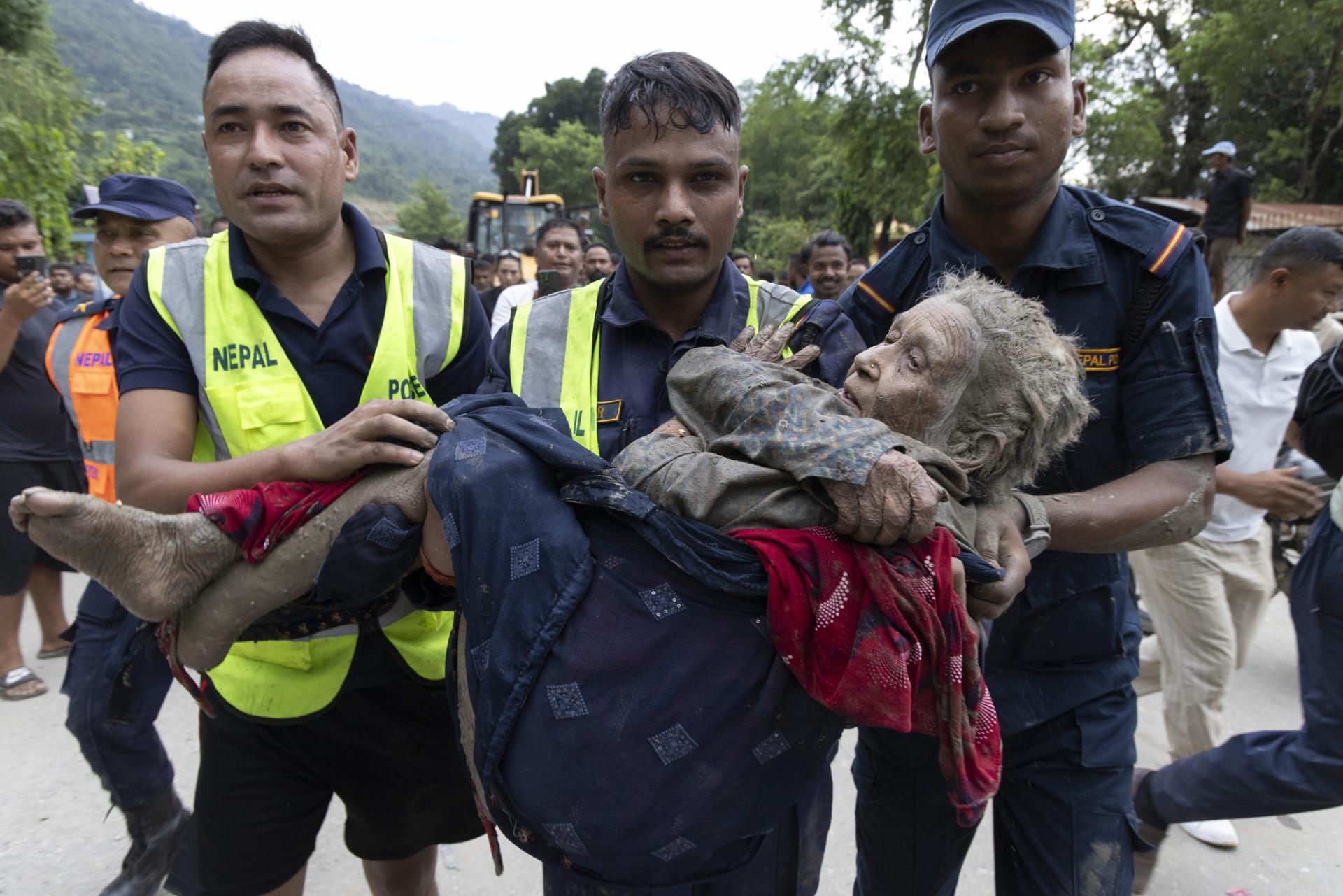 Trishuli Bazar (Nepal), 26/08/2026.- Rescuers transport an elderly woman rescued from a Devighat old age home following a flash flood in Trishuli Bazar, Nuwakot district, Nepal, 26 August 2026. Several people were killed and multiple others were reported missing after a massive flash flood swept through Rasuwa and Nuwakot districts causing widespread destruction to settlements and infrastructure, according to local authorities. (Inundaciones) EFE/EPA/NARENDRA SHRESTHA
