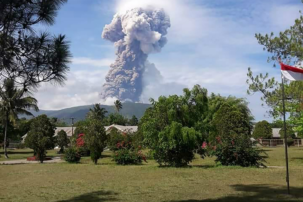 La actividad del Sotupan coincide con la del Anak Krakatau, situado en el estrecho de Sunda, entre las islas de Sumatra y Java, que en las últimas semanas ha registrado decenas de erupciones. / AFP
