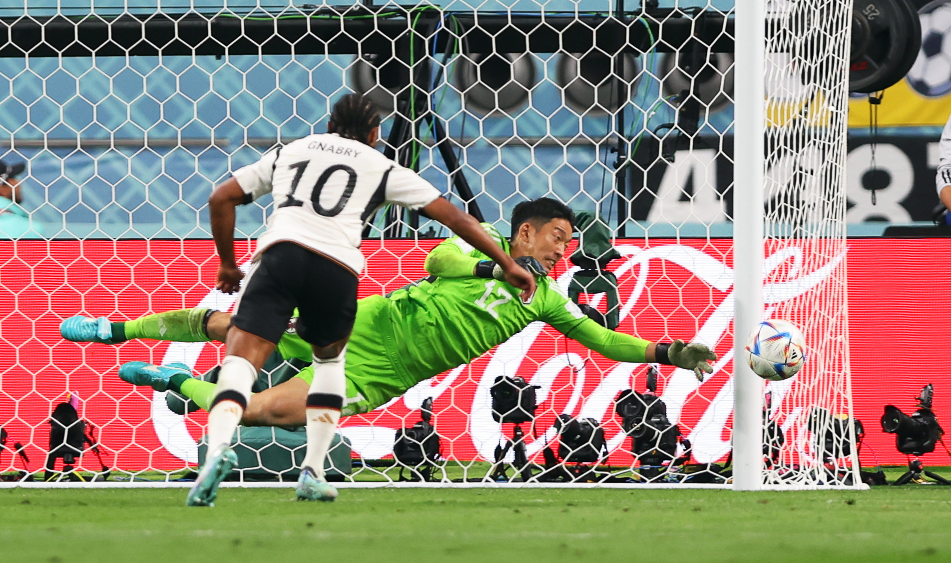 Doha (Qatar), 23/11/2022.- Japan's goalkeeper Shuichi Gonda (back) in action during the FIFA World Cup 2022 group E soccer match between Germany and Japan at Khalifa International Stadium in Doha, Qatar, 23 November 2022. (Mundial de Fútbol, Alemania, Japón, Catar) EFE/EPA/Tolga Bozoglu
