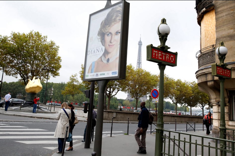  Vista de un cartel promocional de la película "Diana", que narra los últimos años de vida de la princesa Diana de Gales, en una calle cercana al puente del Alma, en París (Francia).