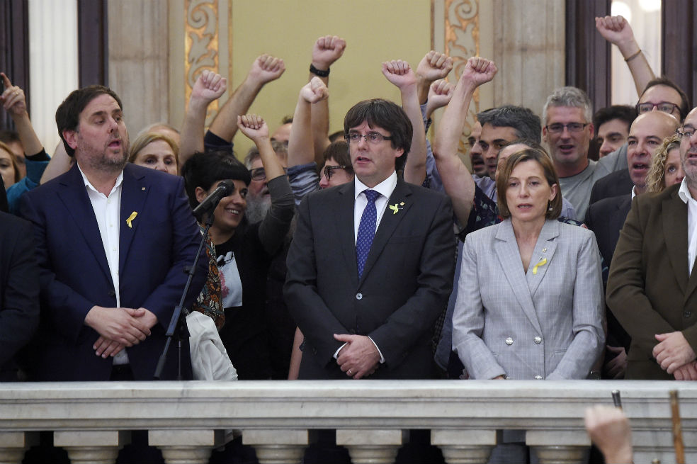 El presidente de Cataluña, Carles Puigdemont (centro), acompañado del vicepresidente Oriol Junqueras (izquierda) y la presidenta del Parlamento Carme Forcadell (derecha). /AFP