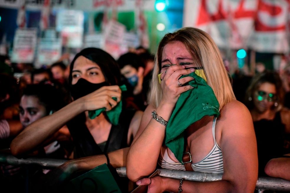 Hasta el último minuto, los legisladores argentinos esgrimieron alegatos contradictorios, que oscilaban entre el carácter "histórico" e "inevitable" de la ley, hasta el "inviable" y "anticonstitucional".