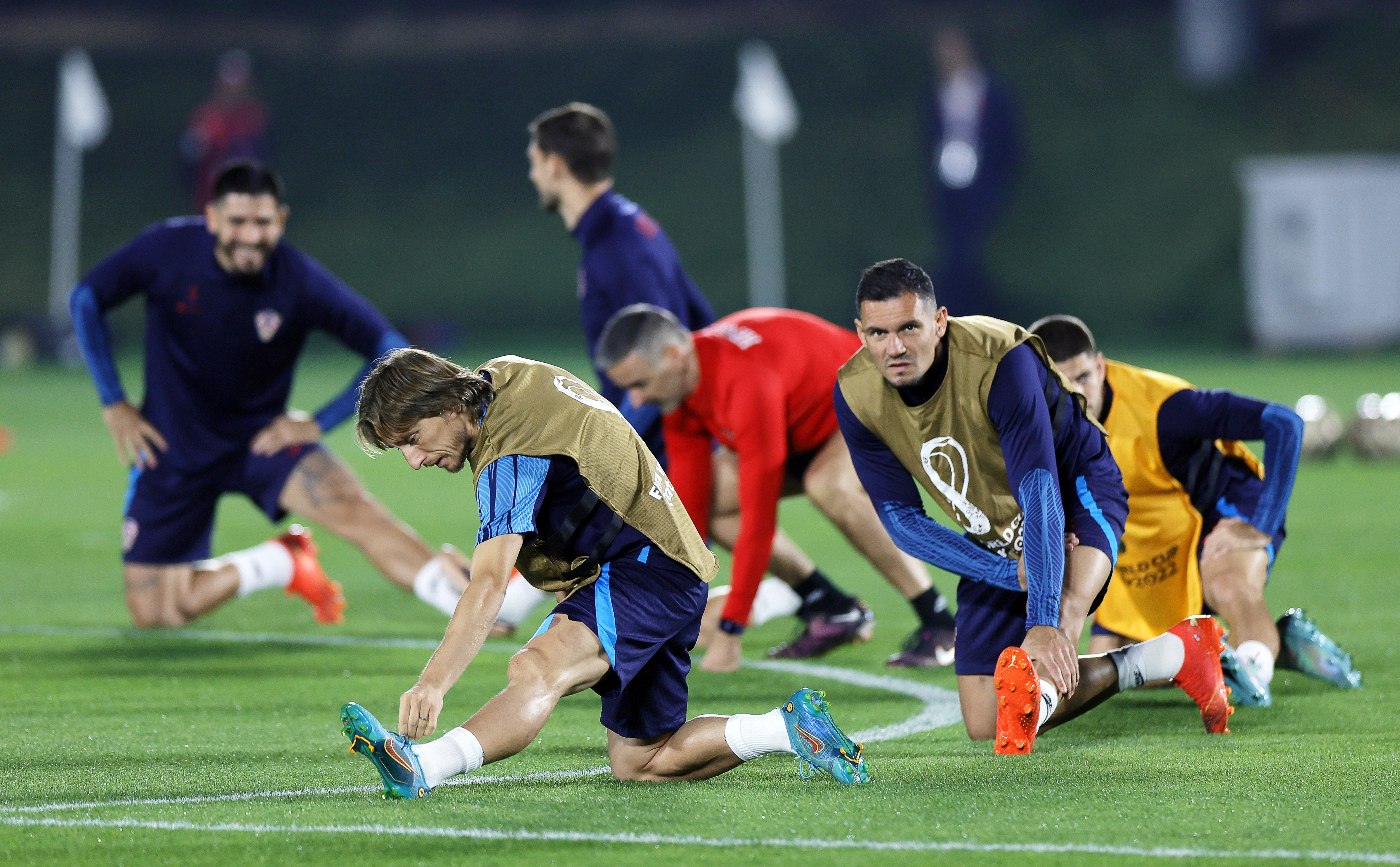 Doha (Qatar), 12/12/2022.- Croatia's Luka Modric (front L) and teammates attend their training session at the Al Erssal Training Site 3 in Doha, Qatar, 12 December 2022. Croatia will face Argentina in their FIFA World Cup 2022 semi final soccer match on 13 December 2022. (Mundial de Fútbol, Croacia, Catar) EFE/EPA/Ronald Wittek