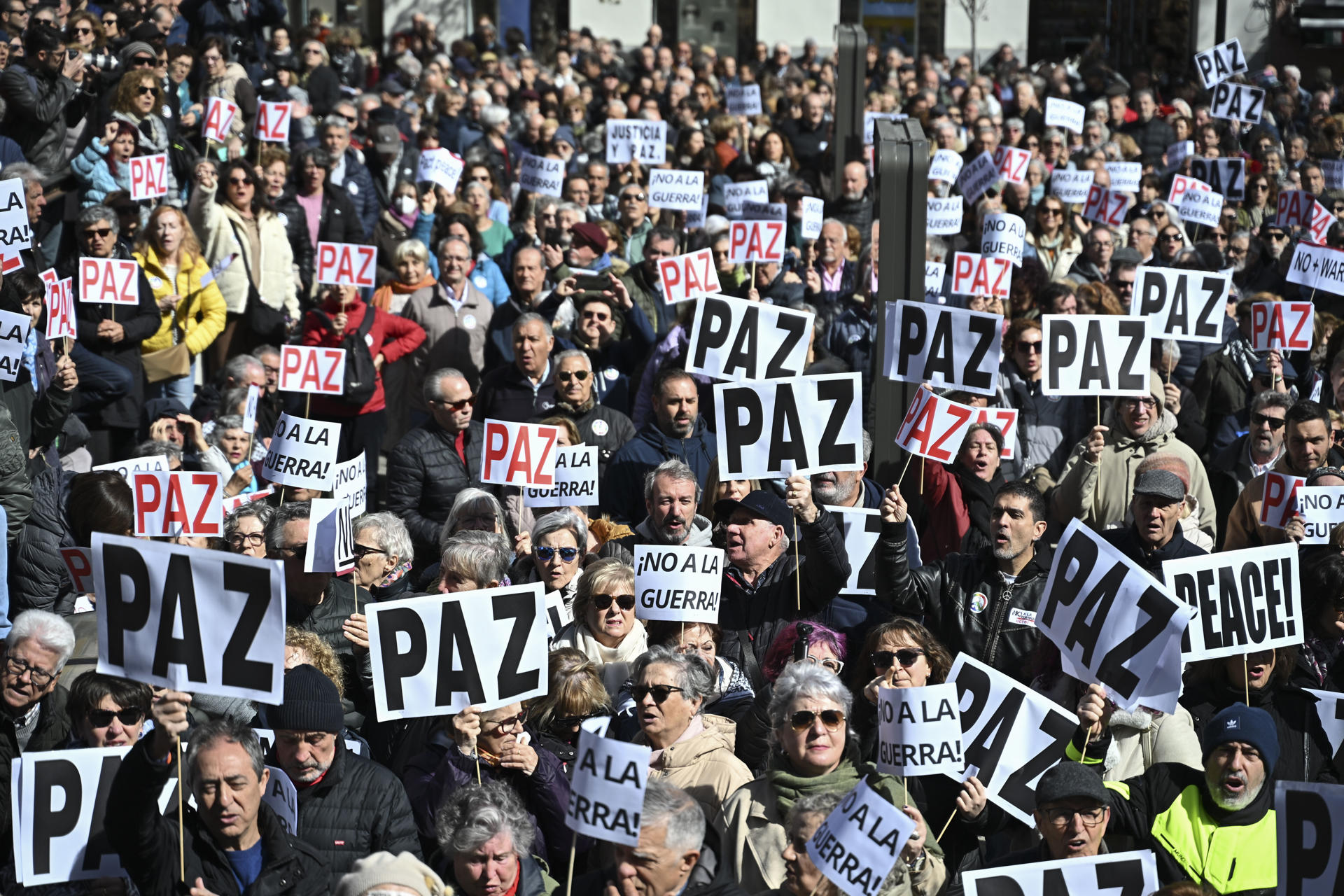 FOTODELDIA MADRID, 14/03/2026.- Miles de personas han participado este sábado en Madrid en la protesta convocada por la plataforma PararLaGuerra reclamando parar la guerra en Irán junto a personalidades del mundo de la cultura y de la política, en una iniciativa respaldada por más de 200 asociaciones bajo el lema "Hay que parar la guerra en Oriente Medio. No olvidar Gaza". EFE/ Fernando Villar
