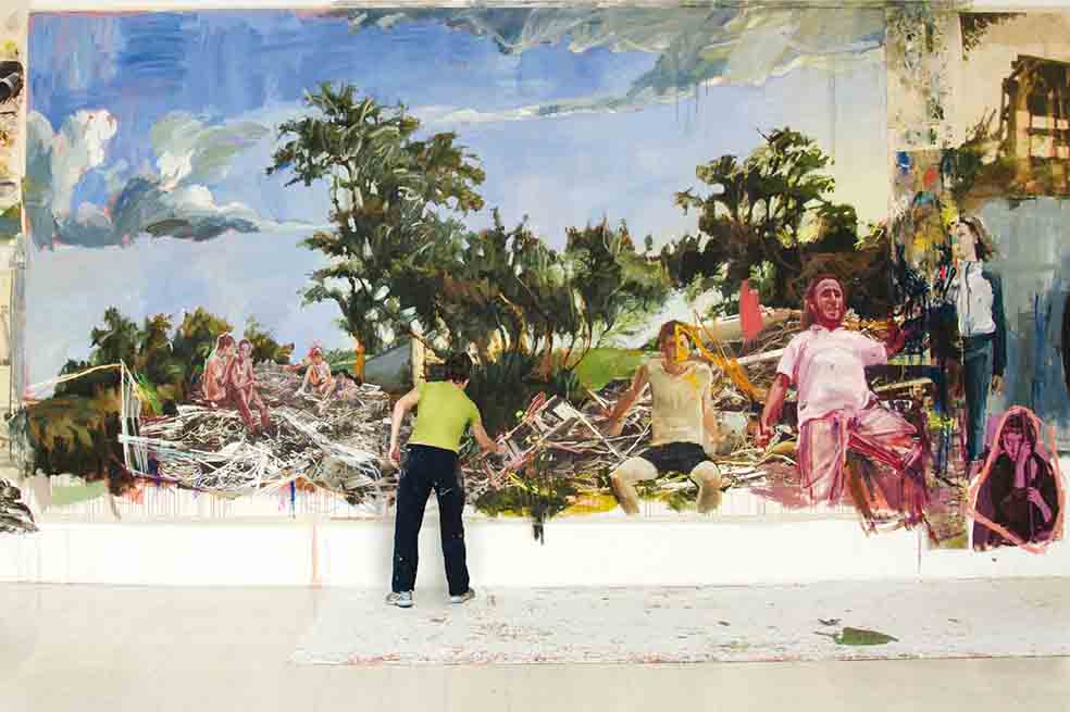Vicky Neumann trabajando en el museo sobre una de las piezas de “Juventud sin divino tesoro”. / Cortesía Museo de Arte UNal