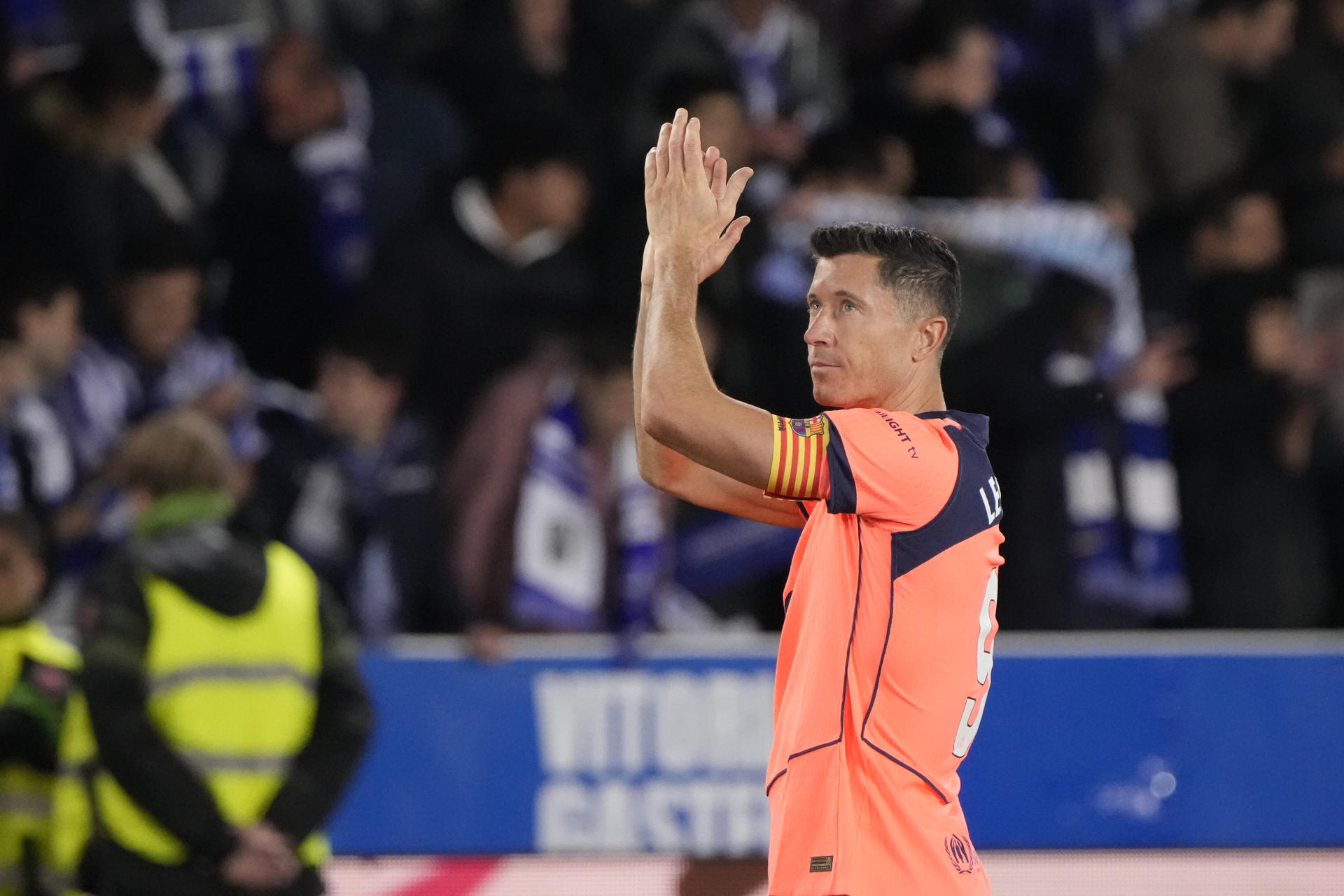 VITORIA, 13/05/2026.- El delantero polaco del FC Barcelona, Robert Lewandowski, a la finalización del encuentro correspondiente a la jornada 36 de Laliga EA Sports que han disputado este miércoles Alavés y FC Barcelona en el estadio de Mendizorroza, en Vitoria. EFE / ADRIAN RUIZ HIERRO
