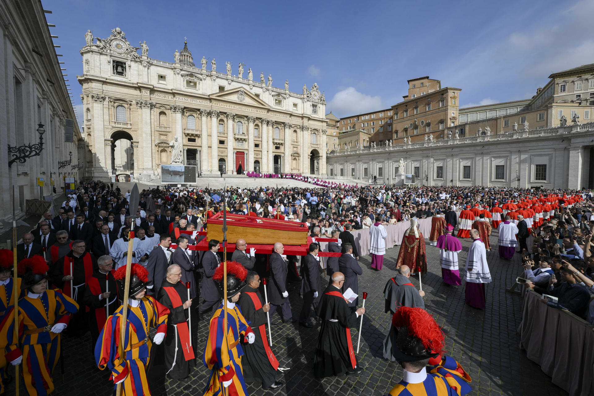 Con lágrimas y paciencia, los fieles dan su último adiós al papa Francisco