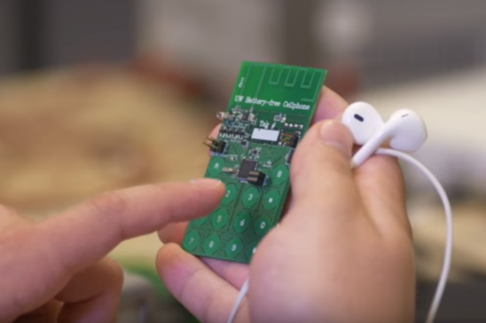 Inventan teléfono celular que no necesita batería