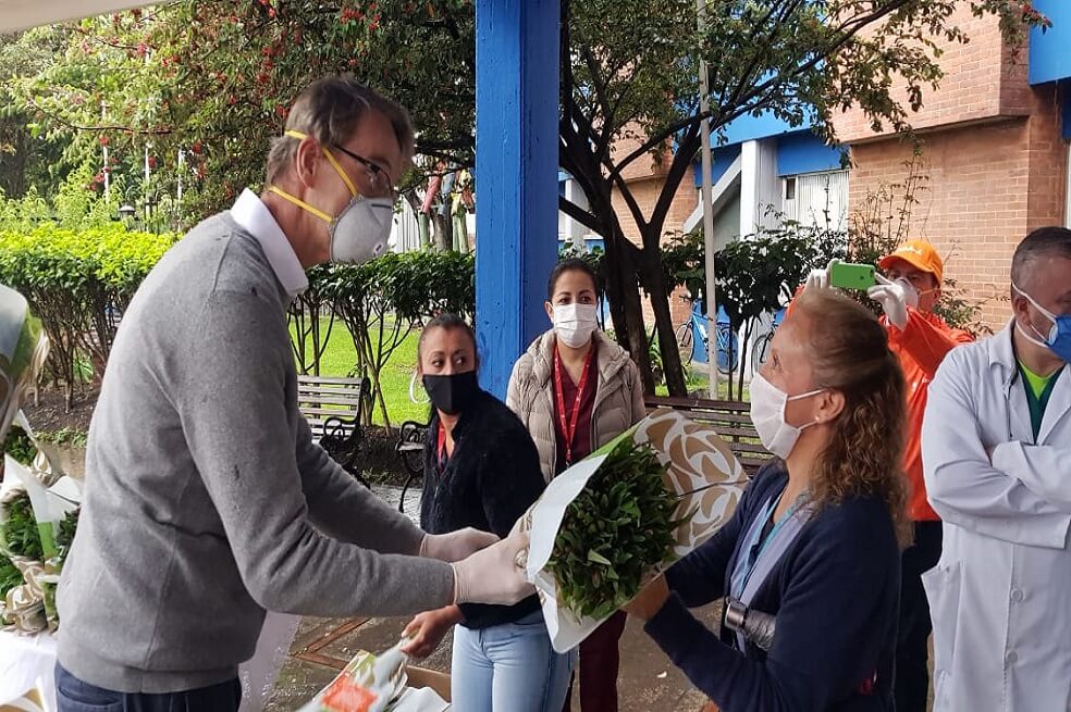 El embajador holandés entregó flores para también apoyar el sector de la floricultura. / Cortesía.