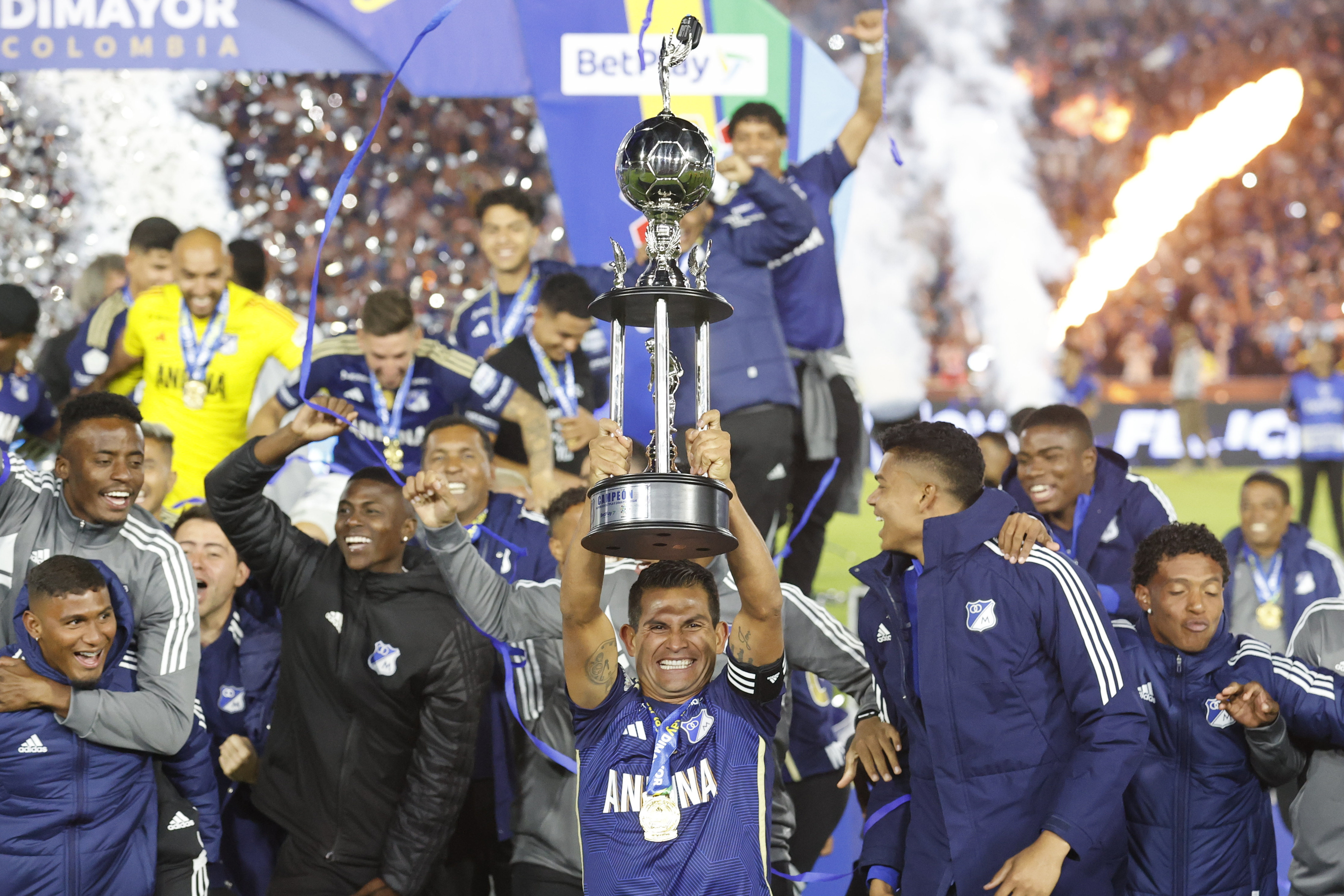 AMDEP5087. BOGOTÁ (COLOMBIA), 24/01/2024.- David Macalister de Millonarios celebra con el trofeo tras ganar la final de la Superliga Colombiana ante Junior hoy, en el estadio El Campín en Bogotá (Colombia). EFE/ Mauricio Dueñas Castañeda