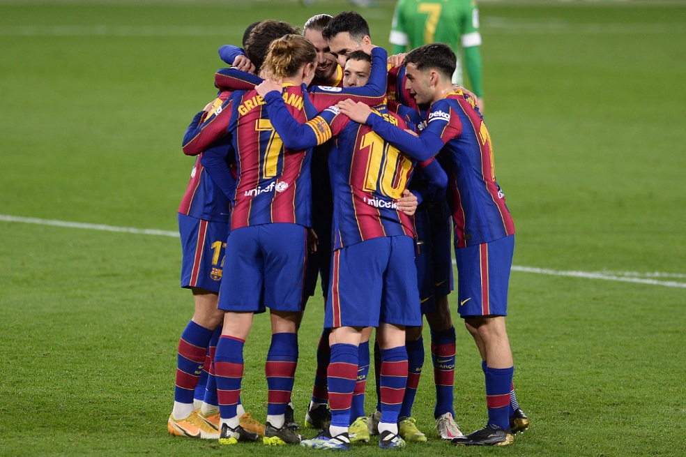 Messi entró en el segundo tiempo y guio al Barcelona a la victoria ante el Betis