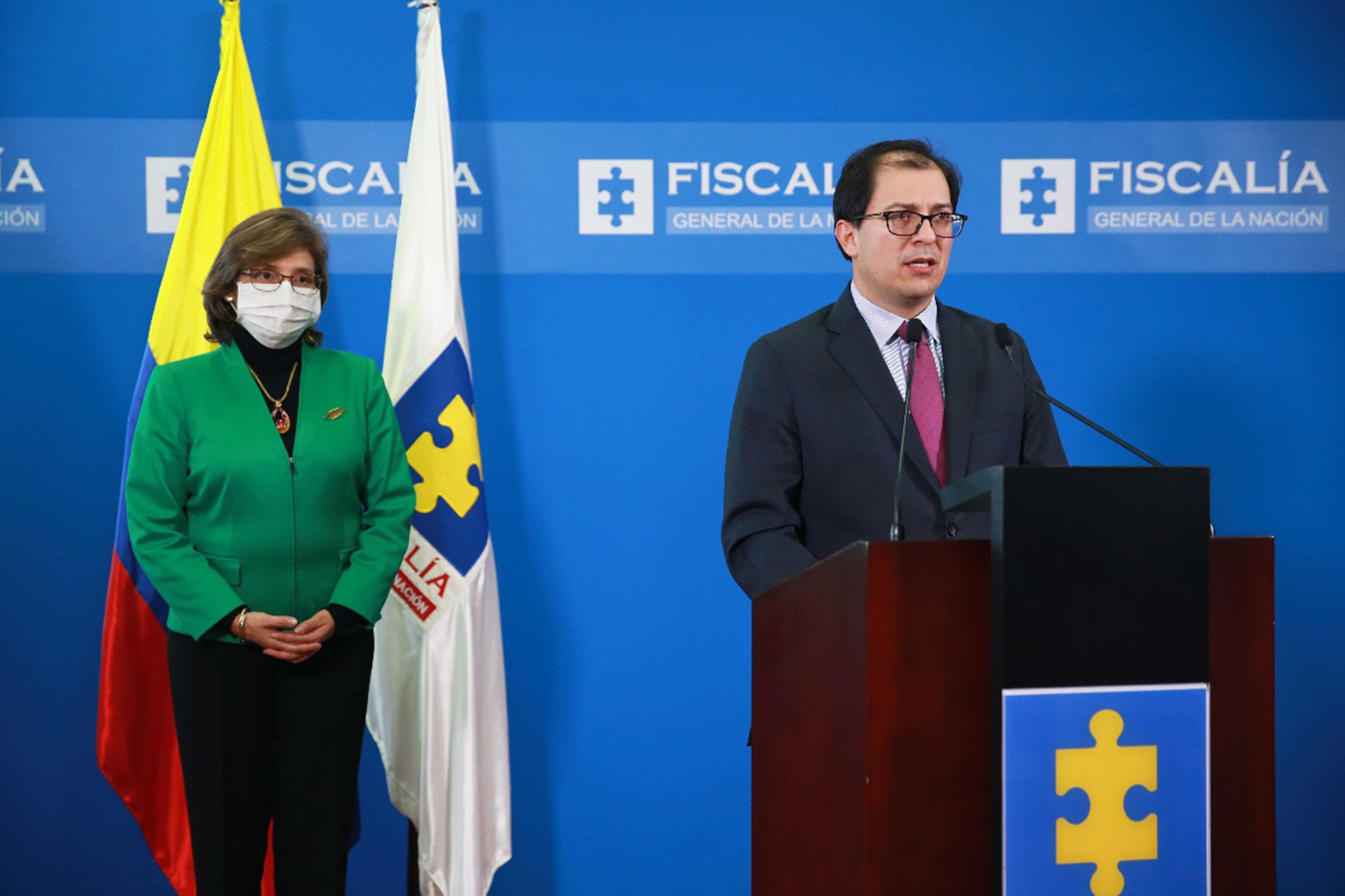Fiscal general de la Nación Francisco Barbosa (d) mientras habla junto a la vicefiscal Marta Janeth Mancera (i), en Bogotá (Colombia)
