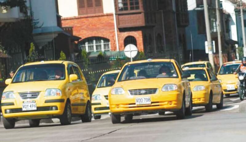 A diario multan a seis taxistas en Bogotá por no tener tarjeta de control actualizada