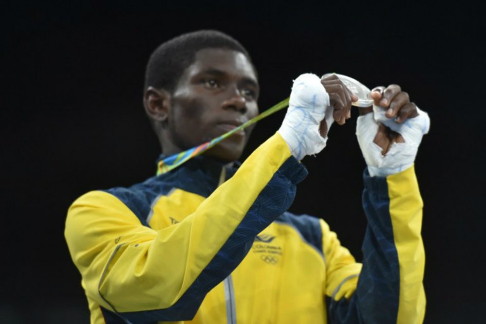 Yuberjén Martínez con la medalla de plata que ganó este domingo. / AFP