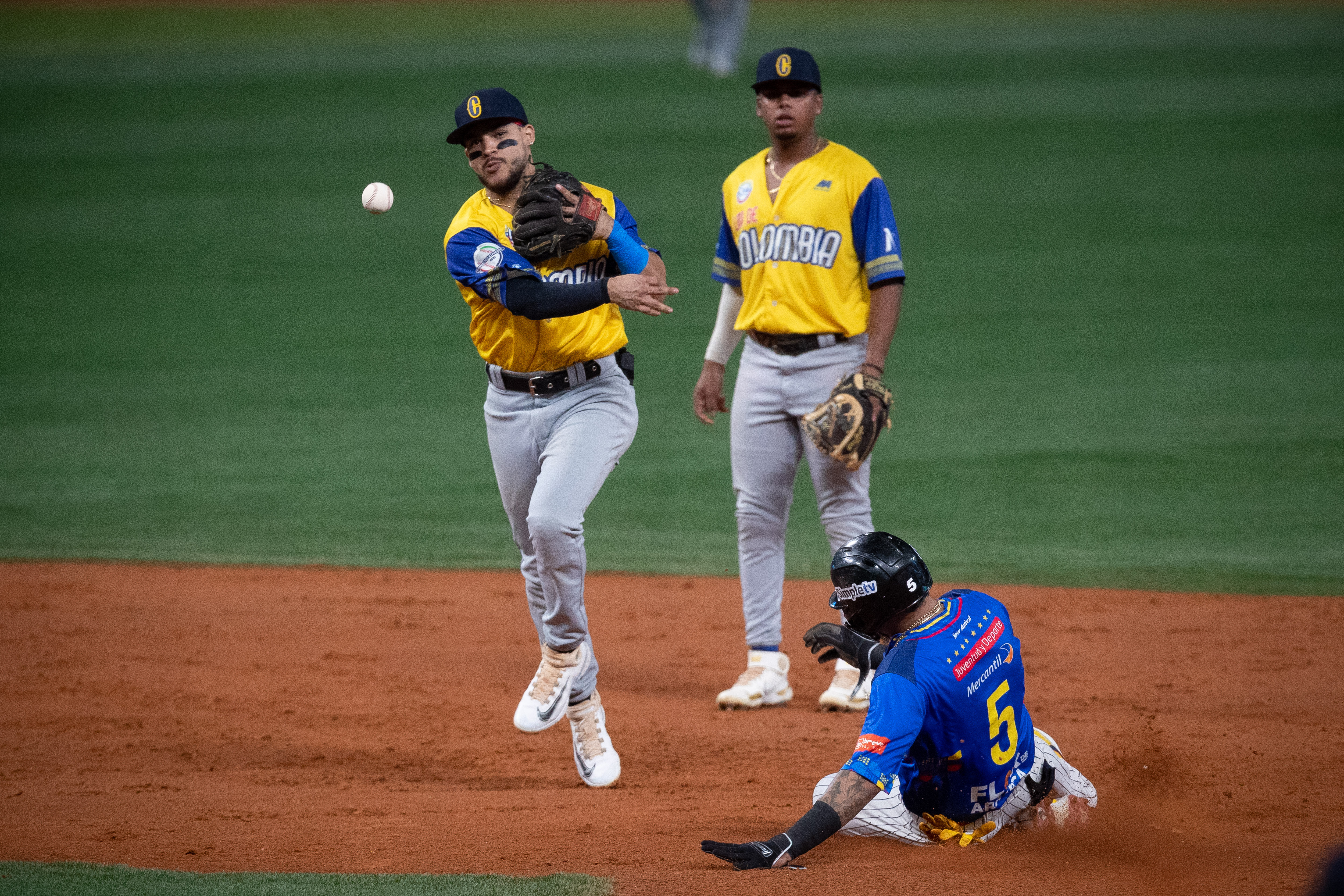 AME3314. CARACAS (VENEZUELA), 09/02/2023.- Francisco Acuña de Vaqueros de Montería de Colombia lanza la bola desde una base contra los Leones del Caracas de Venezuela durante el juego por la semifinal de la Serie del Caribe Gran Caracas 2023, hoy, en el Estadio Monumental de Caracas "Simón Bolívar" en Caracas (Venezuela). EFE/ Rayner Peña R