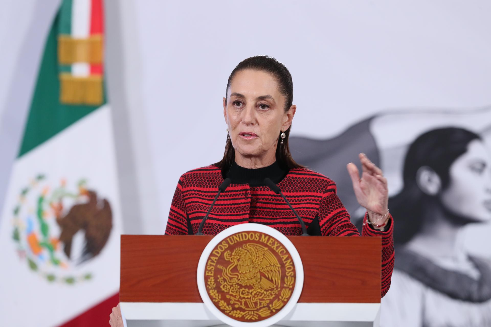 MEX8420. CIUDAD DE MÉXICO (MÉXICO), 30/03/2026.- La presidenta de México, Claudia Sheinbaum , habla durante una rueda de prensa este lunes en Palacio Nacional de la Ciudad de México (México). EFE//Mario Guzmán