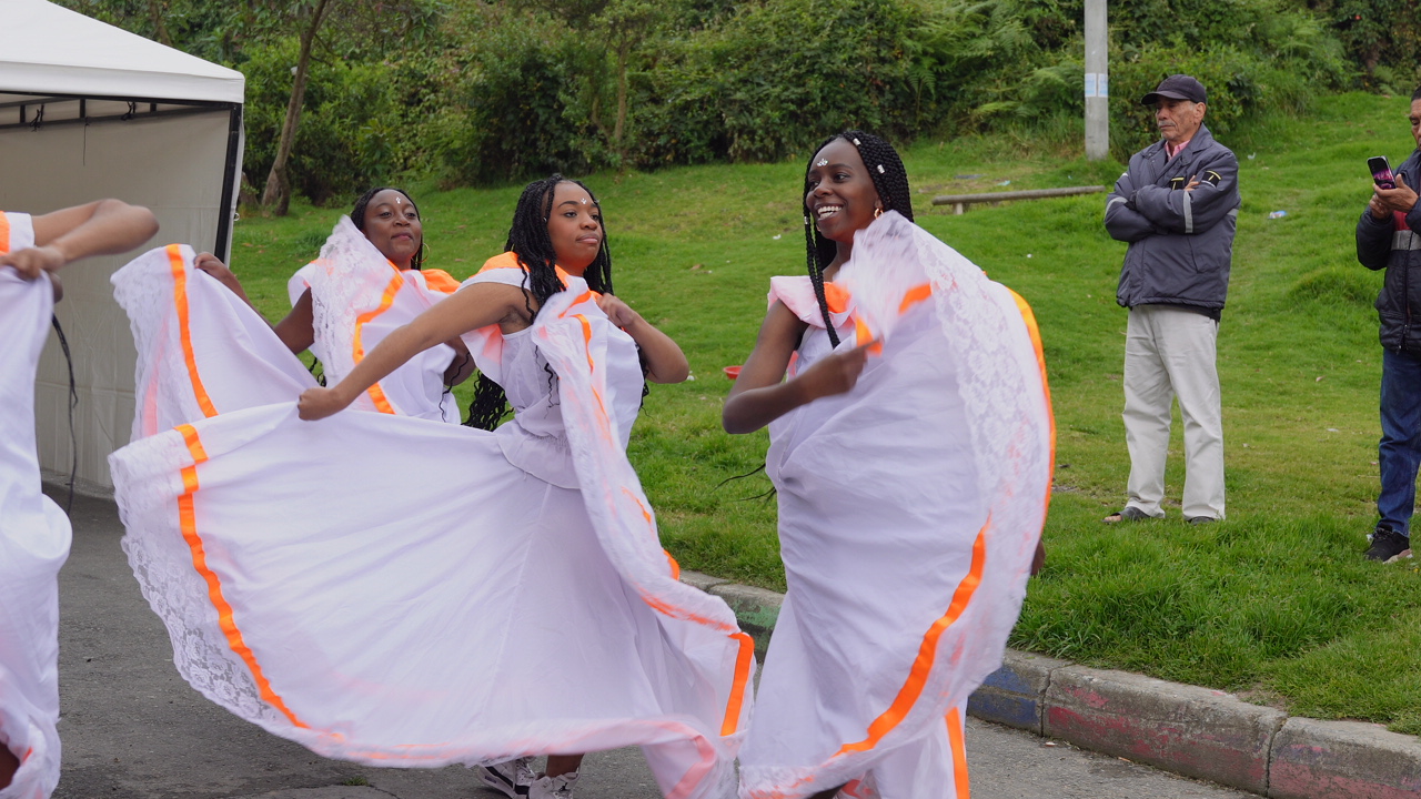 Flor Hurtado y su grupo de danza ancestral.