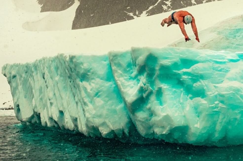 El primer humano en nadar bajo una capa de hielo antártico por la protección de los polos