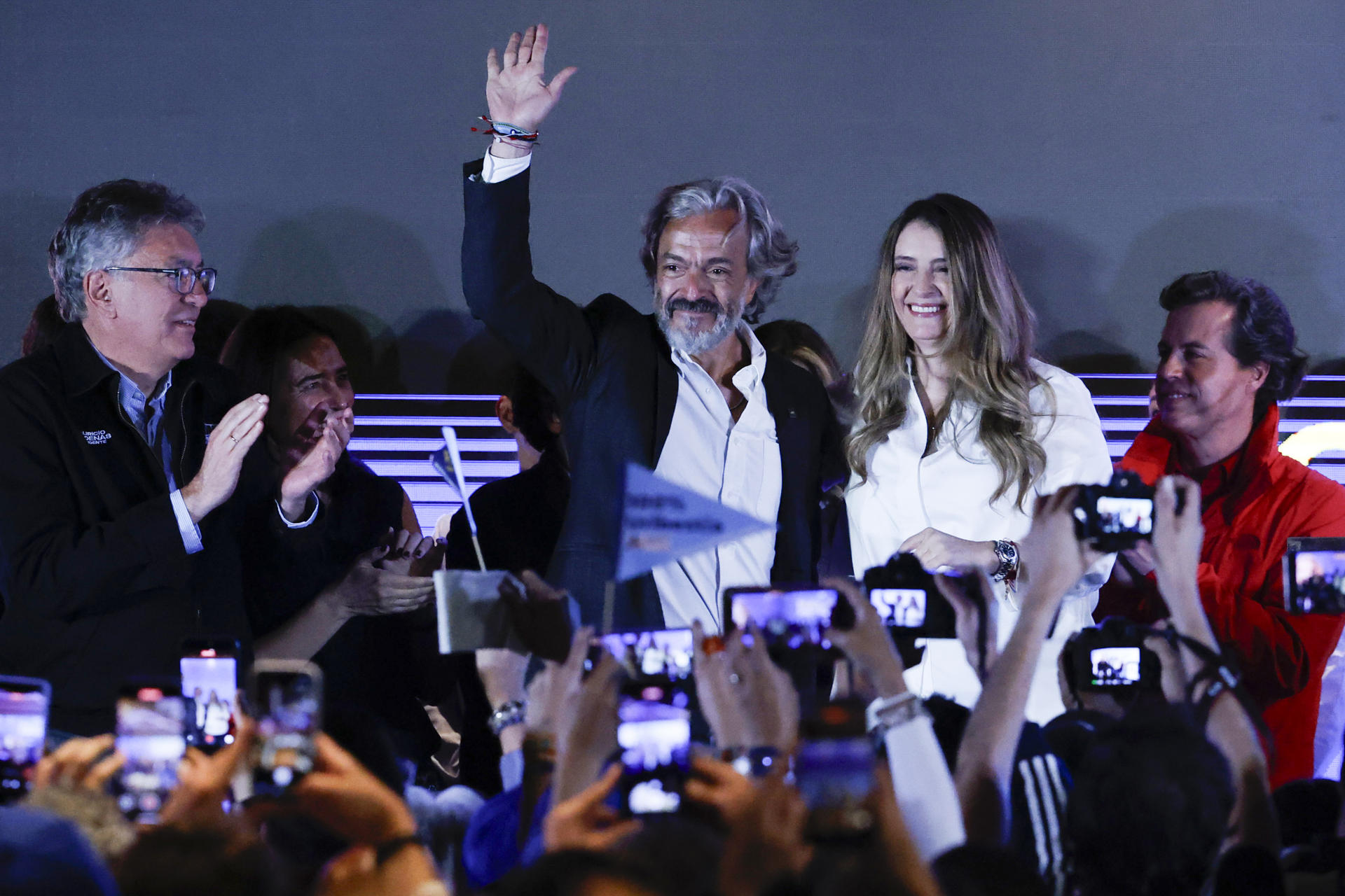 AME2218. BOGOTÁ (COLOMBIA), 08/03/2026.- El aspirante a la Presidencia de Colombia Juan Daniel Oviedo (c-i) saluda durante la celebración de la senadora y candidata del partido uribista Centro Democrático a la presidencia de Colombia, Paloma Valencia (c-d), quien ganó 'La gran consulta por Colombia' este domingo, en Bogotá (Colombia). EFE/ Mauricio Dueñas Castañeda