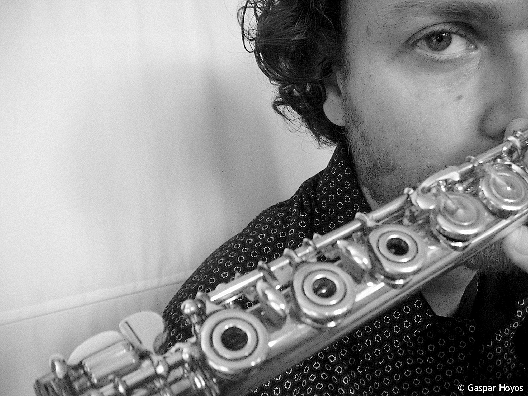 Gaspar Hoyos dice que las mismas sensaciones que le produce la música (mariposas, escalofríos, entre otras), lo experimenta a través de sus vínculos más cercanos, como sus hijos, padres y primos.