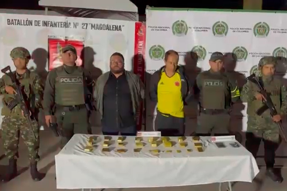 Capturan a dos hombres con 28 lingotes de oro ocultos en el tanque de un vehículo