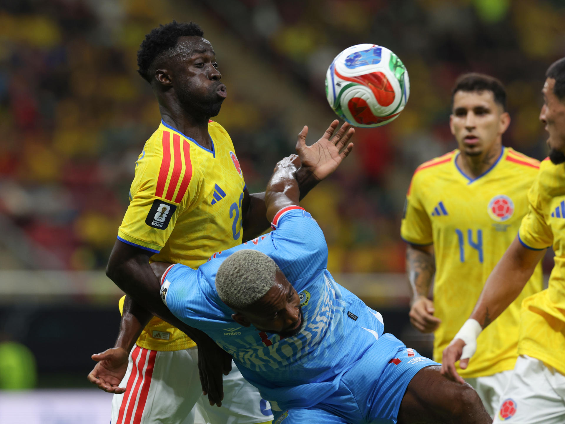 GR3191. GUADALAJARA (MÉXICO), 23/06/2026.- Davinson Sánchez (i) de Colombia disputa el balón con Cedric Bakambu de RD Congo este martes, durante un partido del grupo K del Mundial de la FIFA 2026 entre Colombia y RD Congo en el estadio Akron en Guadalajara (México). EFE/ Alex Cruz
