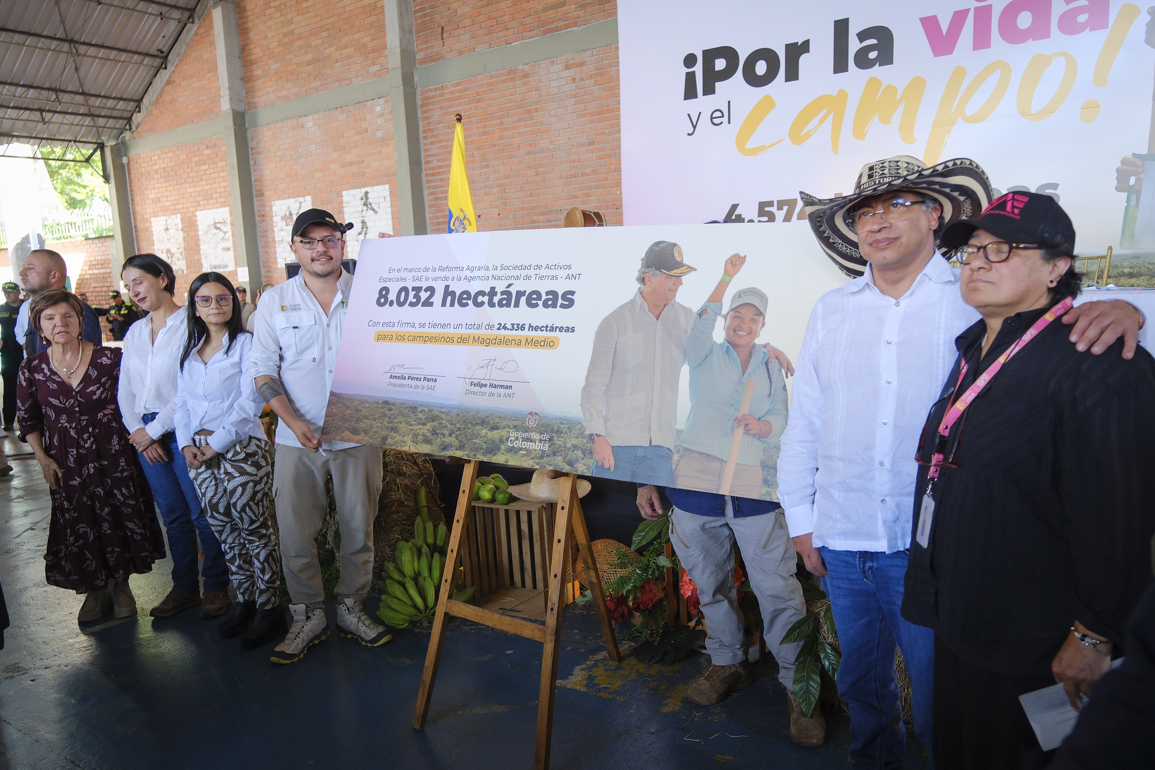 “¡Qué brillen las luciérnagas!”: así fue la entrega de tierras en Barrancabermeja