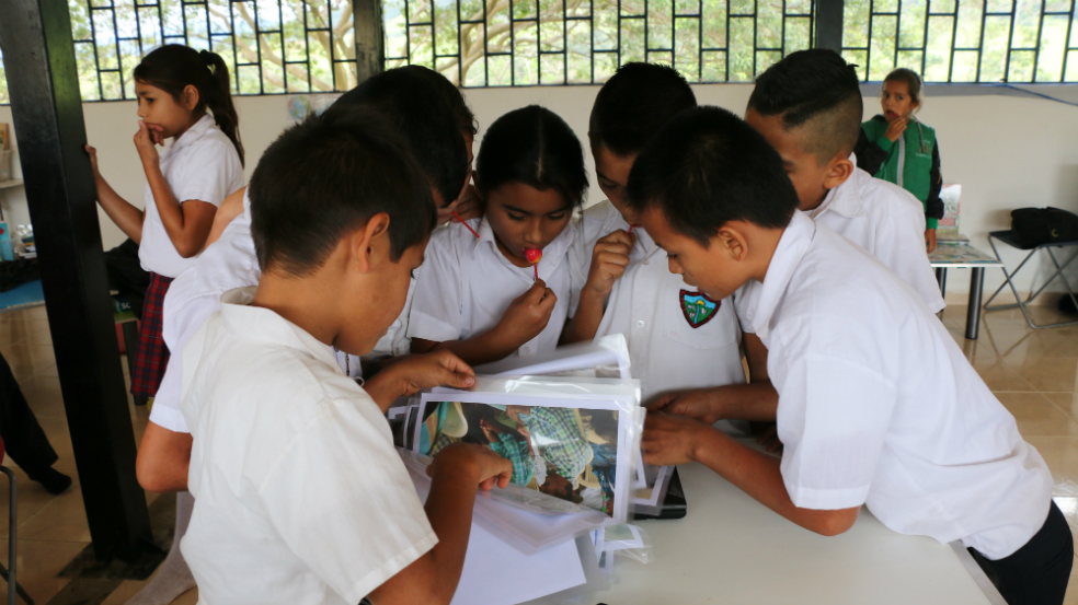 Los niños comparten la lectura en una biblioteca móvil.