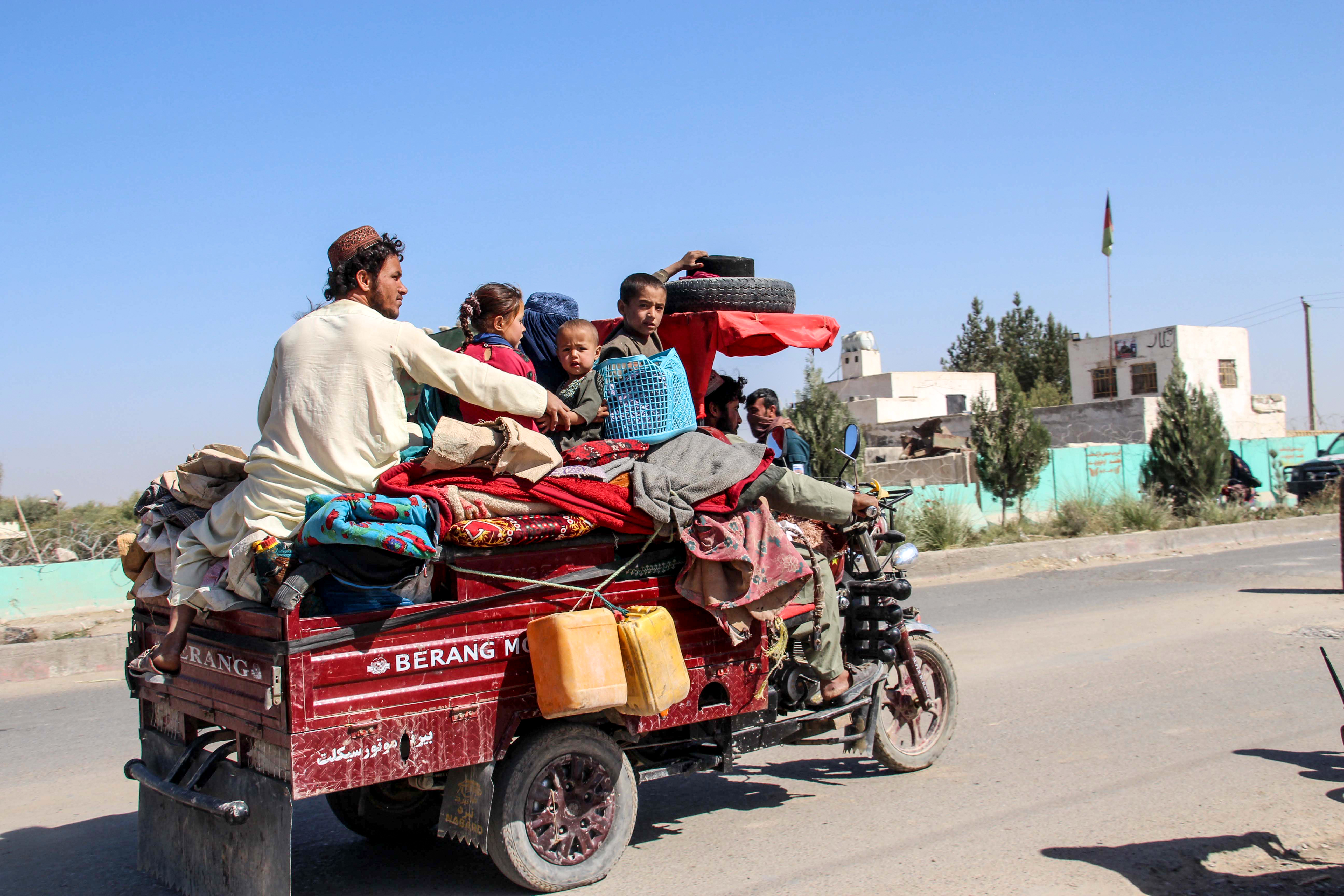 "Más de 5.100 familias o 30.000 personas (...) han huido de los combates por el momento", explicó a la AFP Sayed Mohamad Ramin, director del departamento de refugiados de Helmand.