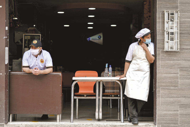 Confianza del consumidor mejora en febrero pero se sitúa en -14,6%