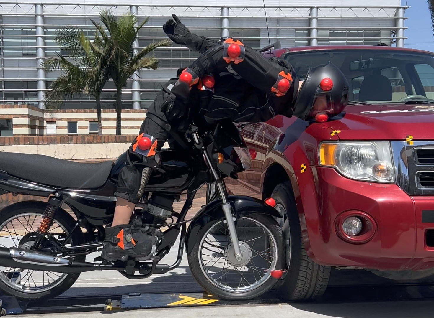 CESVI Colombia realiza el primer ensayo de choque para motocicletas