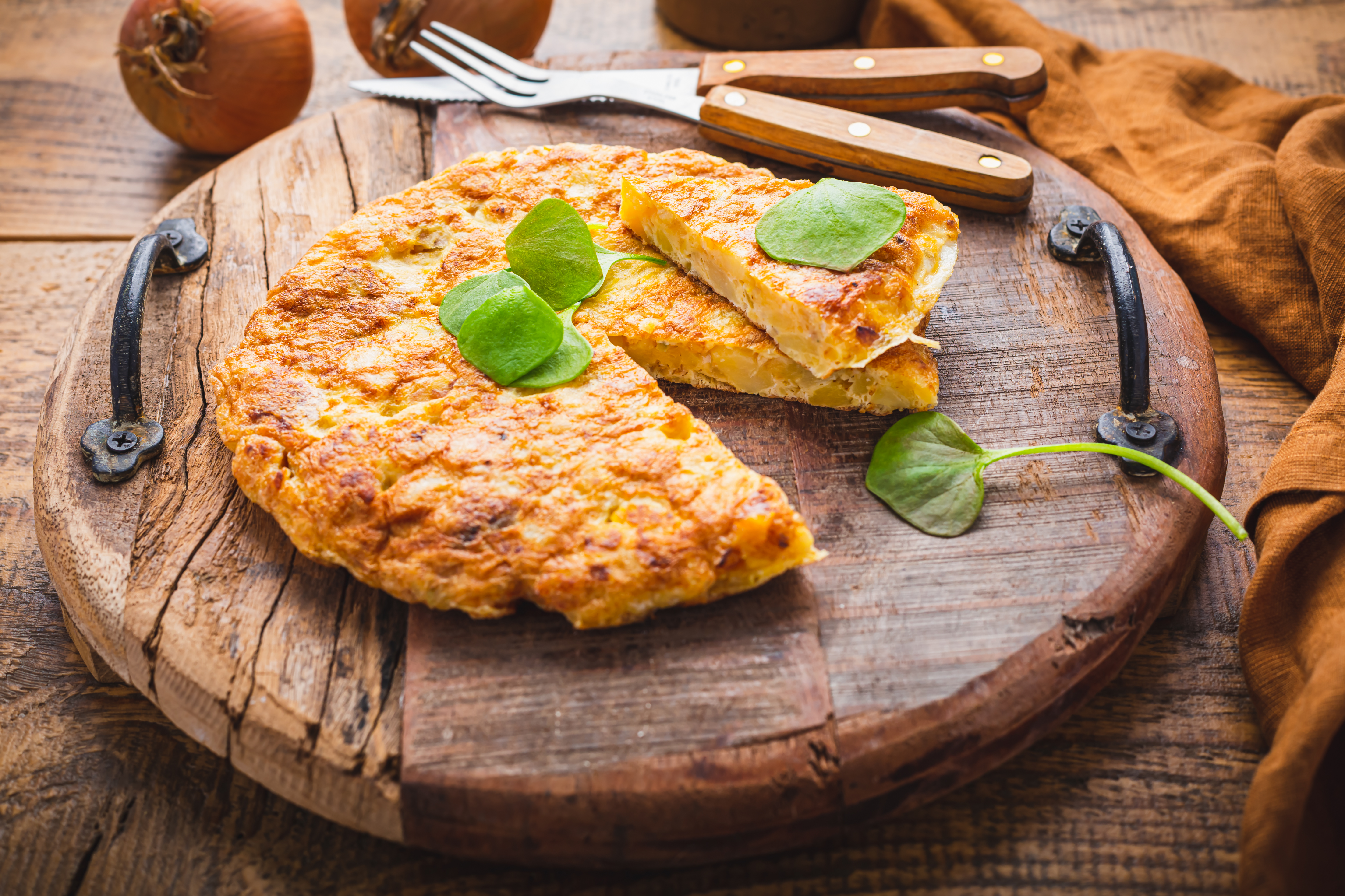Tortilla de papa y paprika con jamón y queso