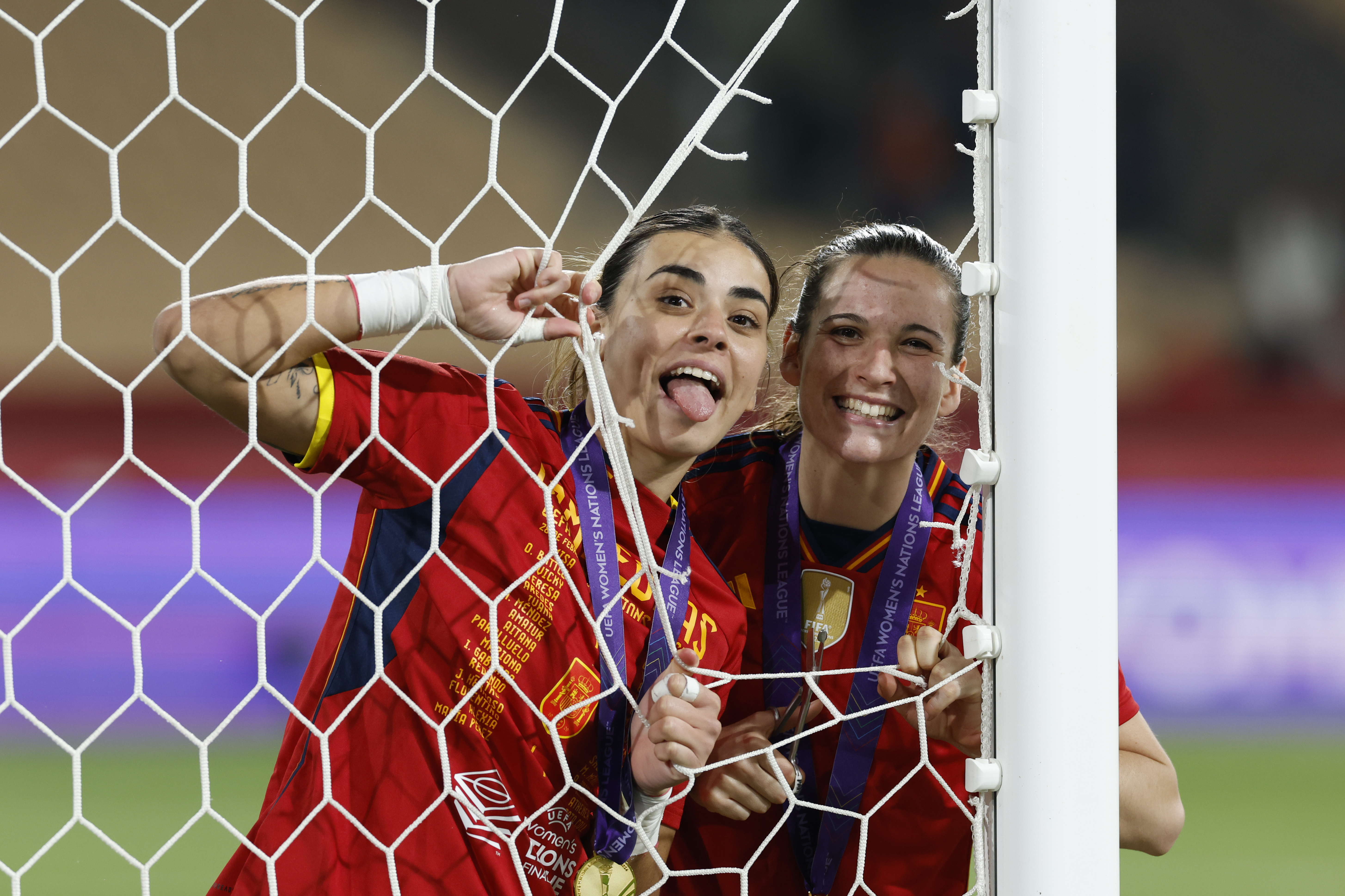 SEVILLA, 28/02/2024.- Las jugadoras de la selección española Misa Rodríguez (i) y Laia Codina cortan las redes de la portería durante la celebración por el triunfo ante Francia en la final de la Liga de Naciones Femenina, este miércoles en el Estadio de La Cartuja en Sevilla. EFE/Julio Muñoz