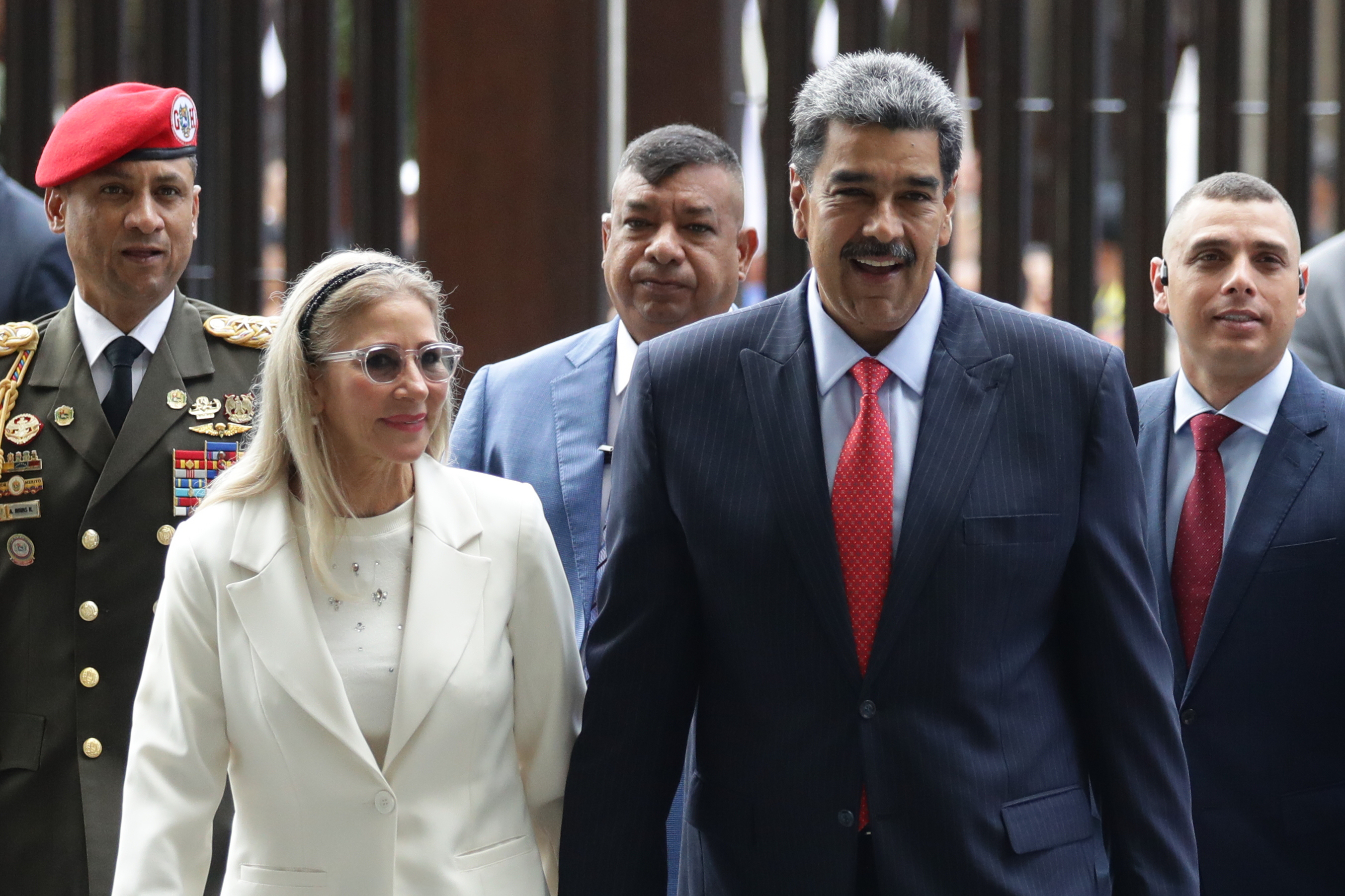 AME6810. CARACAS (VENEZUELA), 31/07/2024.- El presidente de Venezuela, Nicolás Maduro (d), y la primera dama Cilia Flores llegan al Tribunal Supremo de Justicia (TSJ) este miércoles, en Caracas (Venezuela). EFE/ Ronald Peña R.