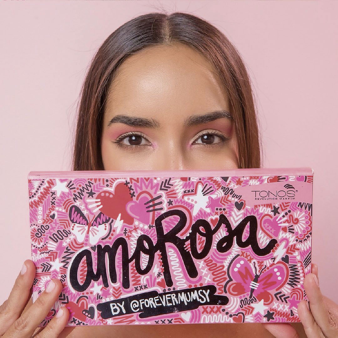 Amorosa es la nueva paleta de sombras que tiene todo lo necesario para maquillarse. Está compuesta por un iluminador, un bronzer, un rubor y seis colores de sombras en tonos cálidos. Fue creada por la maquilladora Malu Martínez, en honor a su hija Magdalena, por lo que cada producto tiene un mensaje positivo. Está disponible en www.pontedecolores.com.
