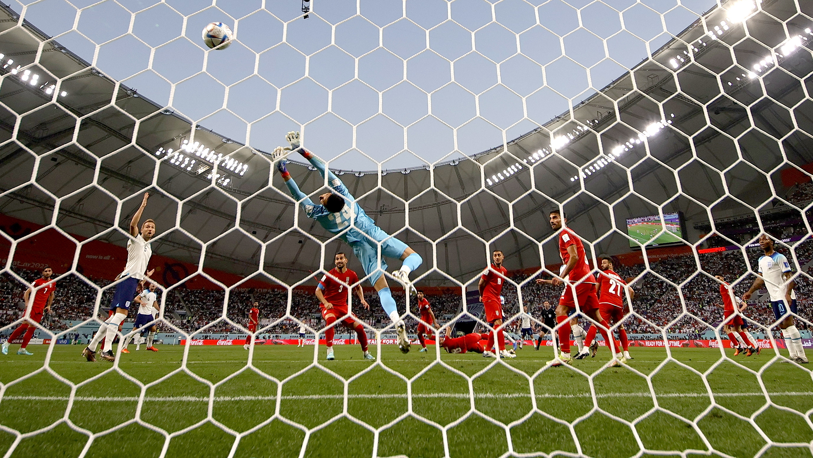 Doha (Qatar), 21/11/2022.- Goalkeeper Hossein Hosseini of Iran is beaten as England score the opening goal during the FIFA World Cup 2022 group B soccer match between England and Iran at Khalifa International Stadium in Doha, Qatar, 21 November 2022. (Mundial de Fútbol, Catar) EFE/EPA/Ronald Wittek