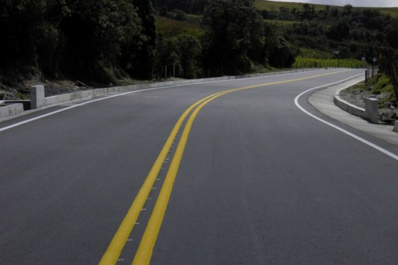 En firme contratos de mejoramiento de tres corredores viales en Tolima