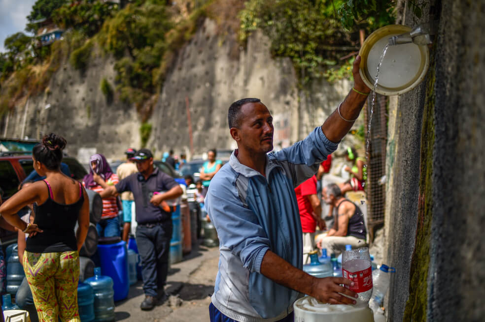 Las mil y una formas de vivir sin luz ni agua en Venezuela