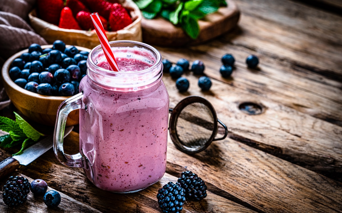 En ocho minutos prepara un delicioso batido de frutos rojos