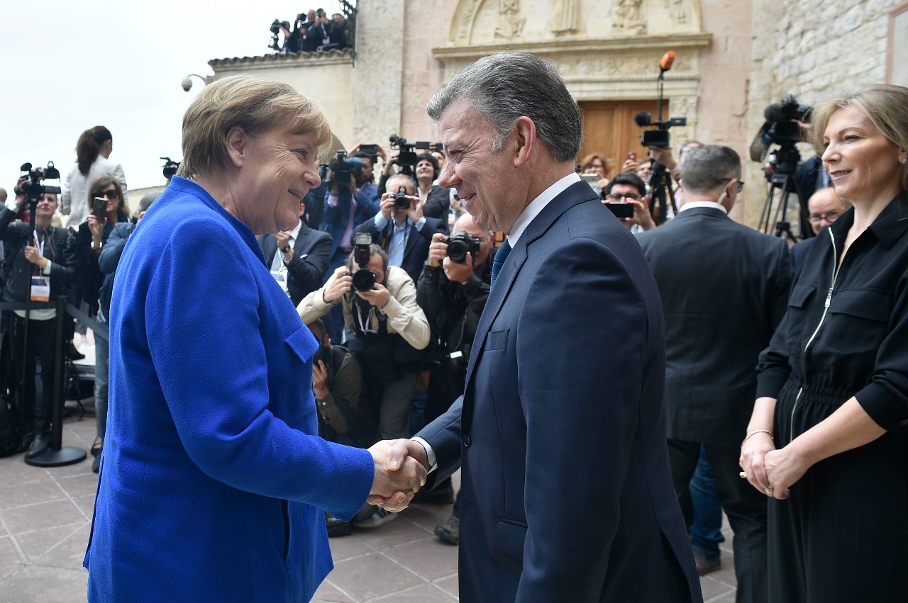 Merkel felicita a Santos por la paz y cree que «pasará a la historia»