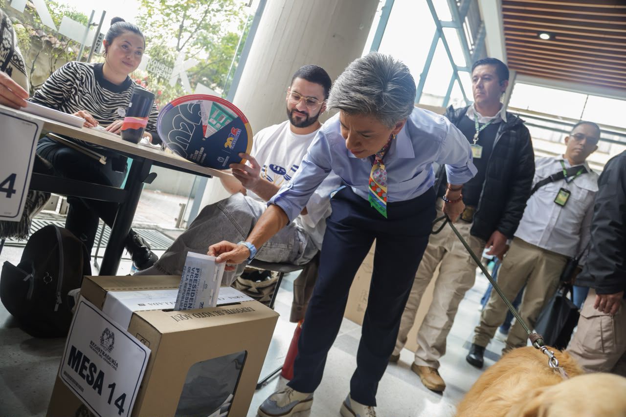 Fotografías de la candidata Claudia López votando este domingo.