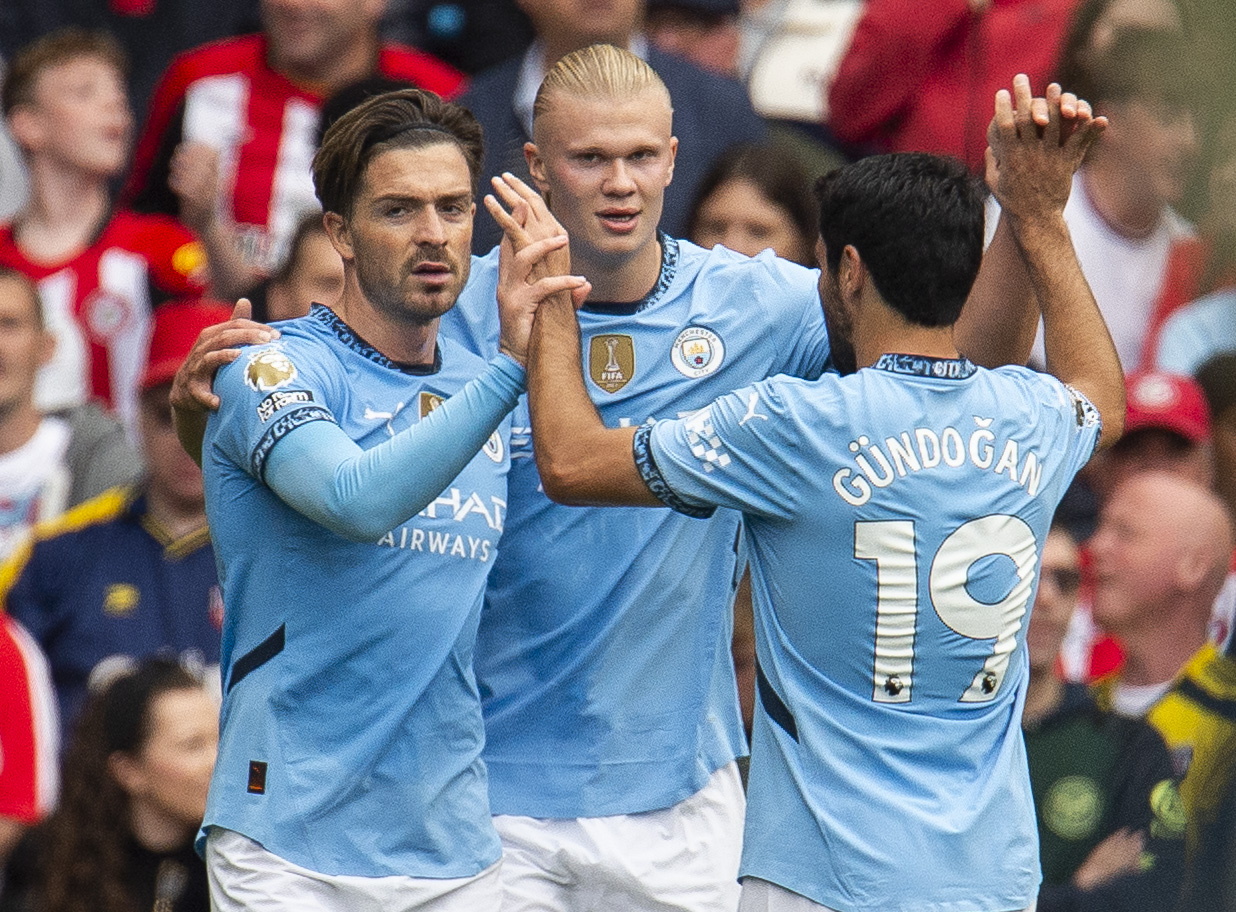 Manchester (United Kingdom), 14/09/2024.- Erling Haaland of Manchester City celebrates with his teammates after scoring the 2-1 goal goal during the English Premier League match between Manchester City and Brentford in Manchester, Britain, 14 September 2024. (Reino Unido) EFE/EPA/PETER POWELL EDITORIAL USE ONLY. No use with unauthorized audio, video, data, fixture lists, club/league logos, 'live' services or NFTs. Online in-match use limited to 120 images, no video emulation. No use in betting, games or single club/league/player publications.