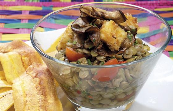 Ensalada de lentejas con queso apanado, miga de plátano y vinagreta de ají costeño