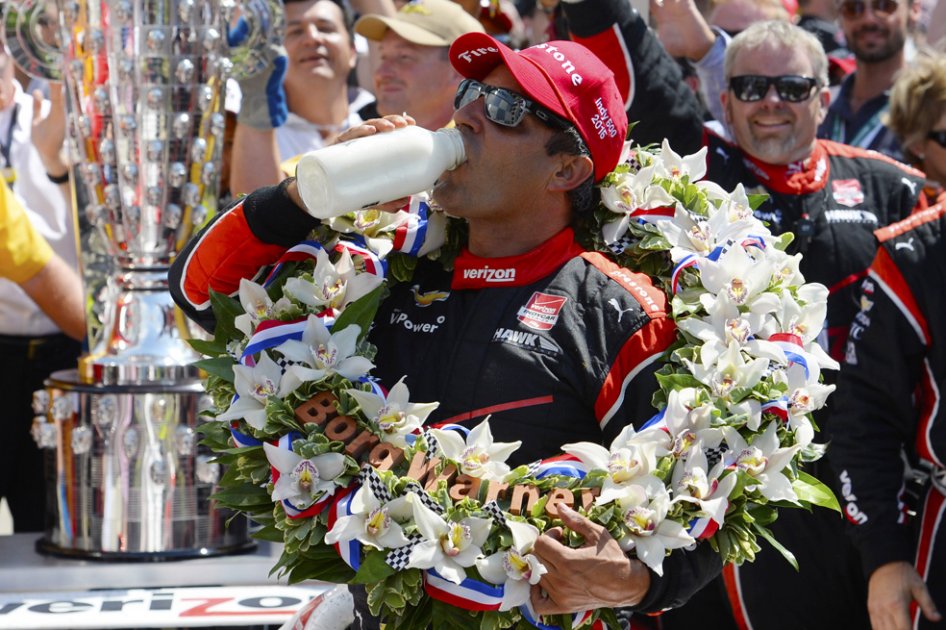 Juan Pablo Montoya celebra su segunda victoria en las 500 millas de Indianápolis. Foto: AFP