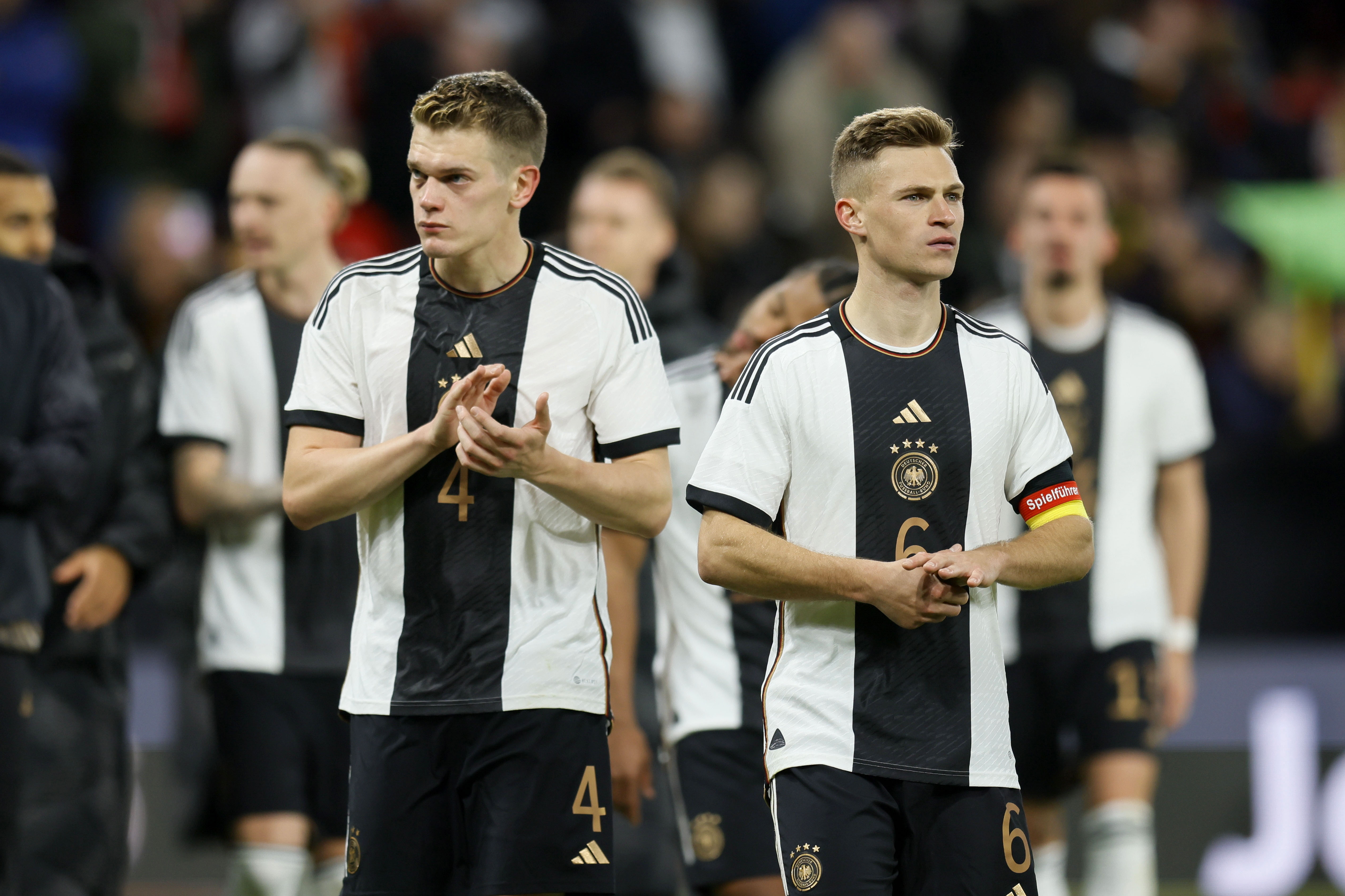 Mainz (Germany), 25/03/2023.- Germany's Matthias Ginter and teammate Joshua Kimmich react after winning the international friendly soccer match between Germany and Peru in Mainz, Germany, 25 March 2023. (Futbol, Amistoso, Alemania) EFE/EPA/RONALD WITTEK